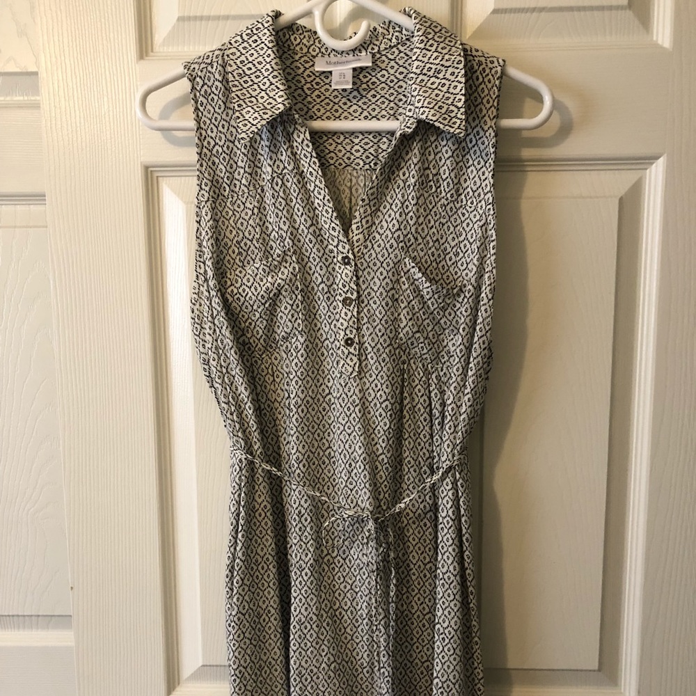 Motherhood maternity v neck sleeveless blouse Lg